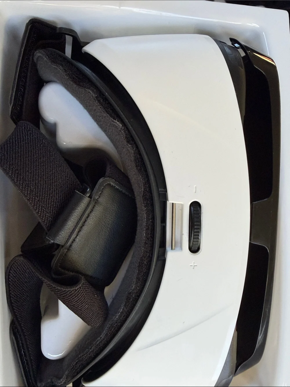 Samsung VR Headset in Black and White Accent